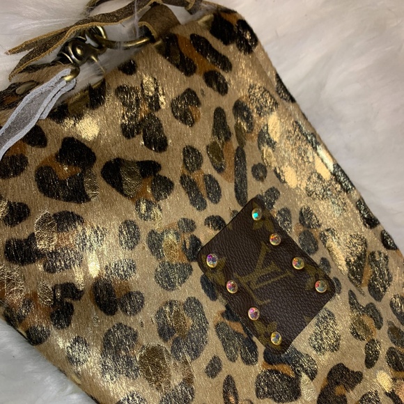 LV KEEP IT GYPSY GOUCHO WRISTLET Brown‎ Gold Metallic Leopard Print NWT - Picture 2 of 11